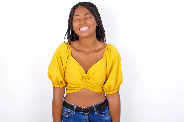 Pozitif Genç Güzel Bir Kadın Sarı Bluz Giyiyor Kot Pantolon — Stok fotoğraf