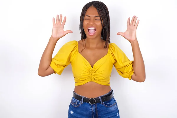 Jovem Bela Mulher Vestindo Yelllow Top Jeans Enlouquece Como Cabeça — Fotografia de Stock