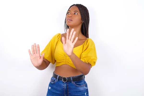 Jovem Bela Mulher Vestindo Yelllow Top Jeans Mantém Palmas Das — Fotografia de Stock