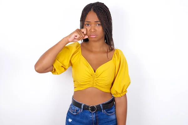 Desapontado Dejectado Jovem Bela Mulher Vestindo Blusa Yelllow Jeans Limpa — Fotografia de Stock