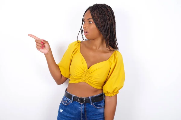 Mulher Bonita Jovem Atordoado Vestindo Blusa Yelllow Jeans Com Expressão — Fotografia de Stock