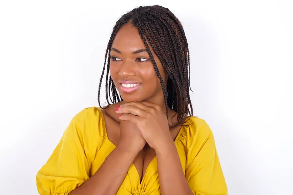 Happy Young Beautiful Woman Wearing Yelllow Top Jeans Has Glad — Stock Photo, Image