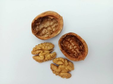 Ceviz çekirdekli ceviz kabukları beyaz arka planda izole edilmiş. Doğal fındık dokusu, sağlıklı beslenme ve organik gıda konsepti.