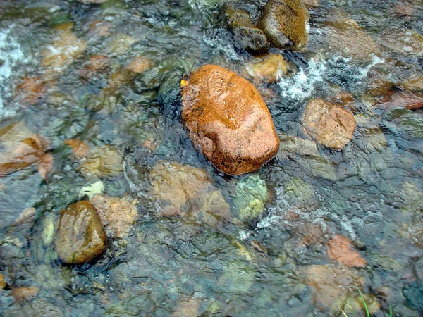 Bunte Steine Einem Fließenden Bach Hintergrund — Stockfoto