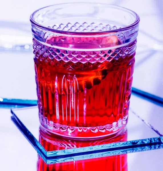 Cam masada bir bardak çay ve limon..