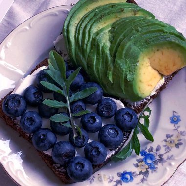 Yabanmersini ve dilimlenmiş turp sebzesi..