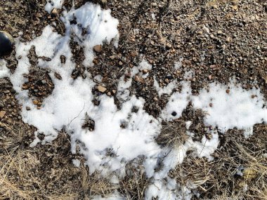 Çakıl yolunda küçük taşlarla kar..