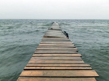 Deniz. Dalgalar. Tekne iskelesi demirlemek için..