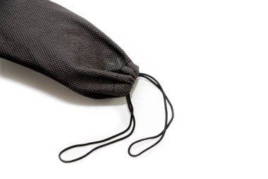 Beyaz arkaplanda siyah kumaş çanta izole