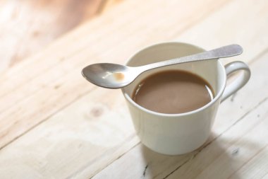 Masadaki kahve fincanını kapat..