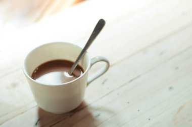 Masadaki kahve fincanını kapat..