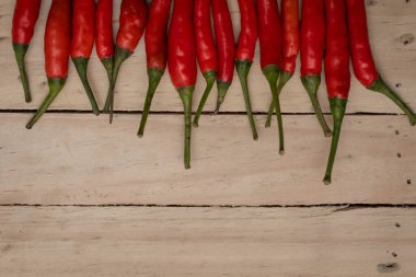 Ahşap masa arkasında acı ve baharatlı kırmızı biber