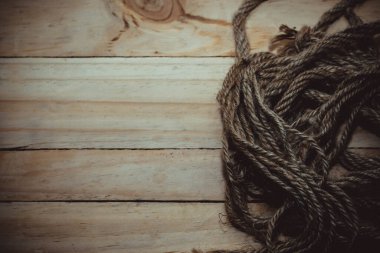 Eski ahşap desenli arka planda eski bir ip.