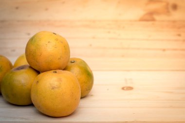 mandalina portakalı tahtada