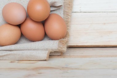 çuval arka plan üzerinde yumurta