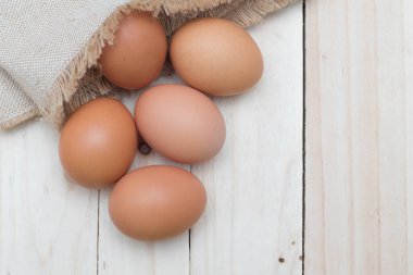 çuval arka plan üzerinde yumurta