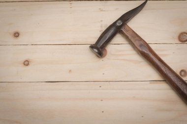 bir ağaç arka plan üzerinde çekiç ve metal çivi