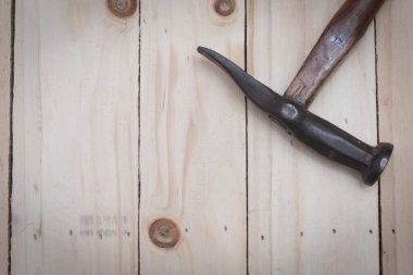 bir ağaç arka plan üzerinde çekiç ve metal çivi