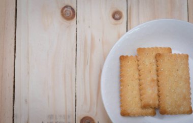 Beyaz tabakta kurabiye krakeri.