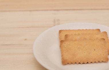 Beyaz tabakta kurabiye krakeri.