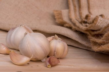 Çuval bezinde organik sarımsak ampulleri.