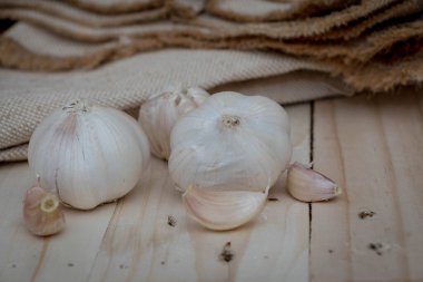 Çuval bezinde organik sarımsak ampulleri.
