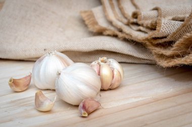 Çuval bezinde organik sarımsak ampulleri.