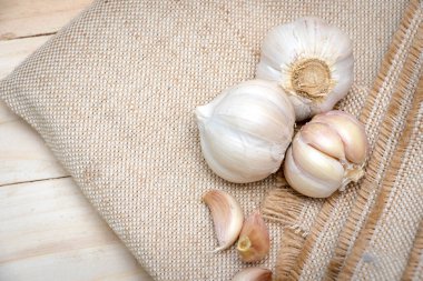 Çuval bezinde organik sarımsak ampulleri.