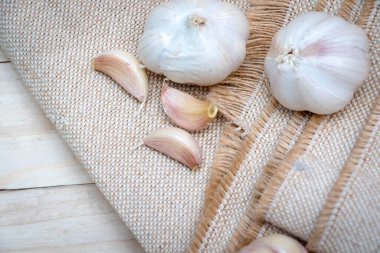 Çuval bezinde organik sarımsak ampulleri.
