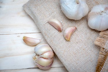 Çuval bezinde organik sarımsak ampulleri.