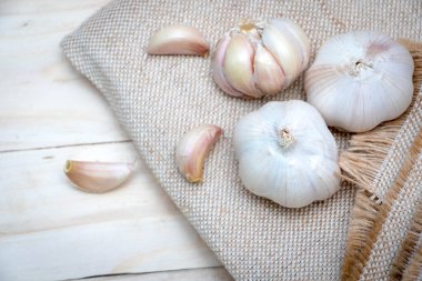 Çuval bezinde organik sarımsak ampulleri.