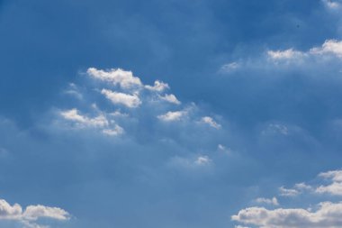 Uçsuz bucaksız mavi gökyüzü ve bulutlar