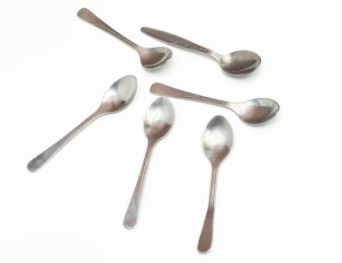 Beyaz arkaplanda izole edilmiş gümüş kaşık