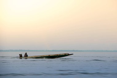 Ahşap tekne mavi deniz okyanusta yelken.