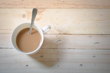 Eski ahşap üzerinde sıcak kahve fincanı. 