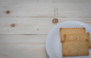 Beyaz tabakta kurabiye krakeri.