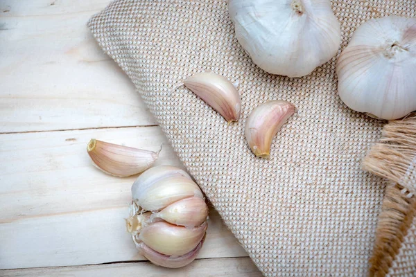 Çuval bezinde organik sarımsak ampulleri.