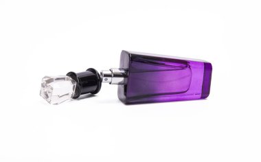 Şık, mor bir parfüm şişesi. Temiz, beyaz bir kristal kapaklı.