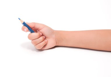 Genç el mavi kalemi tutuyor, öğrenmeyi, yaratıcılığı ve eğitimi simgeliyor..