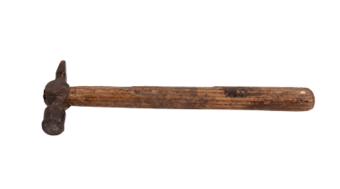 Kırsal, eski bir çekiç, ahşap saplı, izole edilmiş...