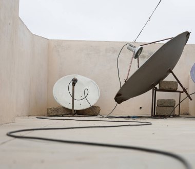 Çatıdaki Uydu Tabakları ve Kablolar