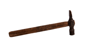 Ahşap saplı eski bir çekiç, izole edilmiş...