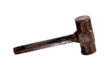 Eşsiz kabzalı, paslı metal çekiç.