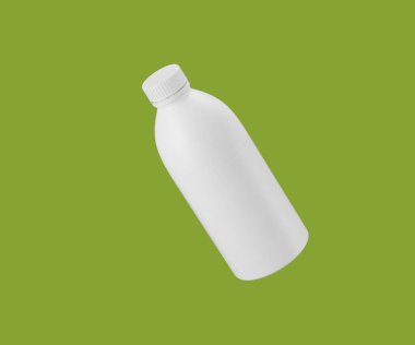 Yeşil arka planda boş beyaz şurup şişesi, markalaşma sunumu için hazırlan.