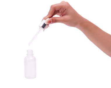 Güzellik rutini için serumu deri şişesine damlatıyorlar..