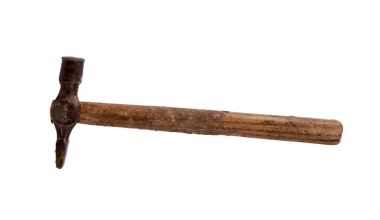 Ahşap saplı klasik kırsal çekiç, izole edilmiş alet..