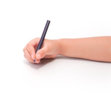 Childs 'ın eli mavi bir kalem tutuyor, beyaz bir arkaplanda yazıyor..