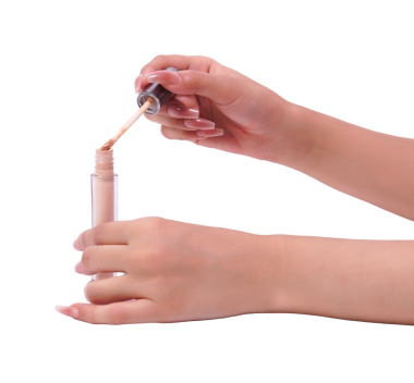 Kadınların elleri güzellik gösterisi için sıvı kapatıcı ya da temeli açar..