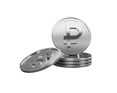 Parlak gümüş Rus Rublesi paraları istiflenmiş, siyah bir arka planda izole edilmiş..