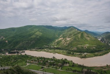 Dağdan Jvari, Kura Nehri görüntülemek